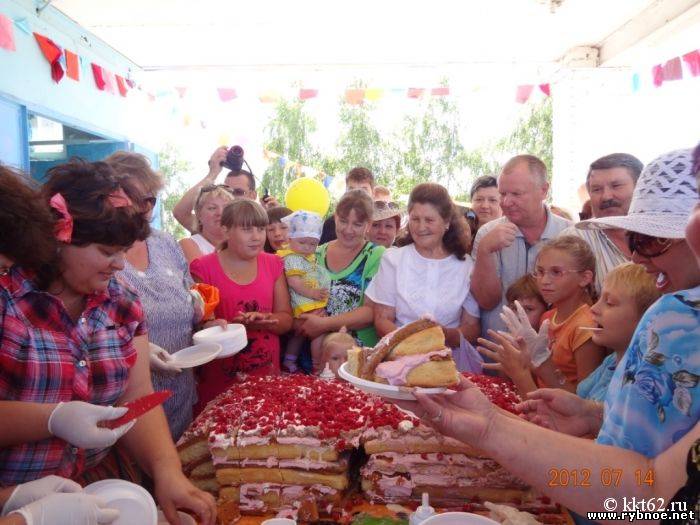 На «Фестивале малины» пришедшие отведали огромный пирог от шеф-повара