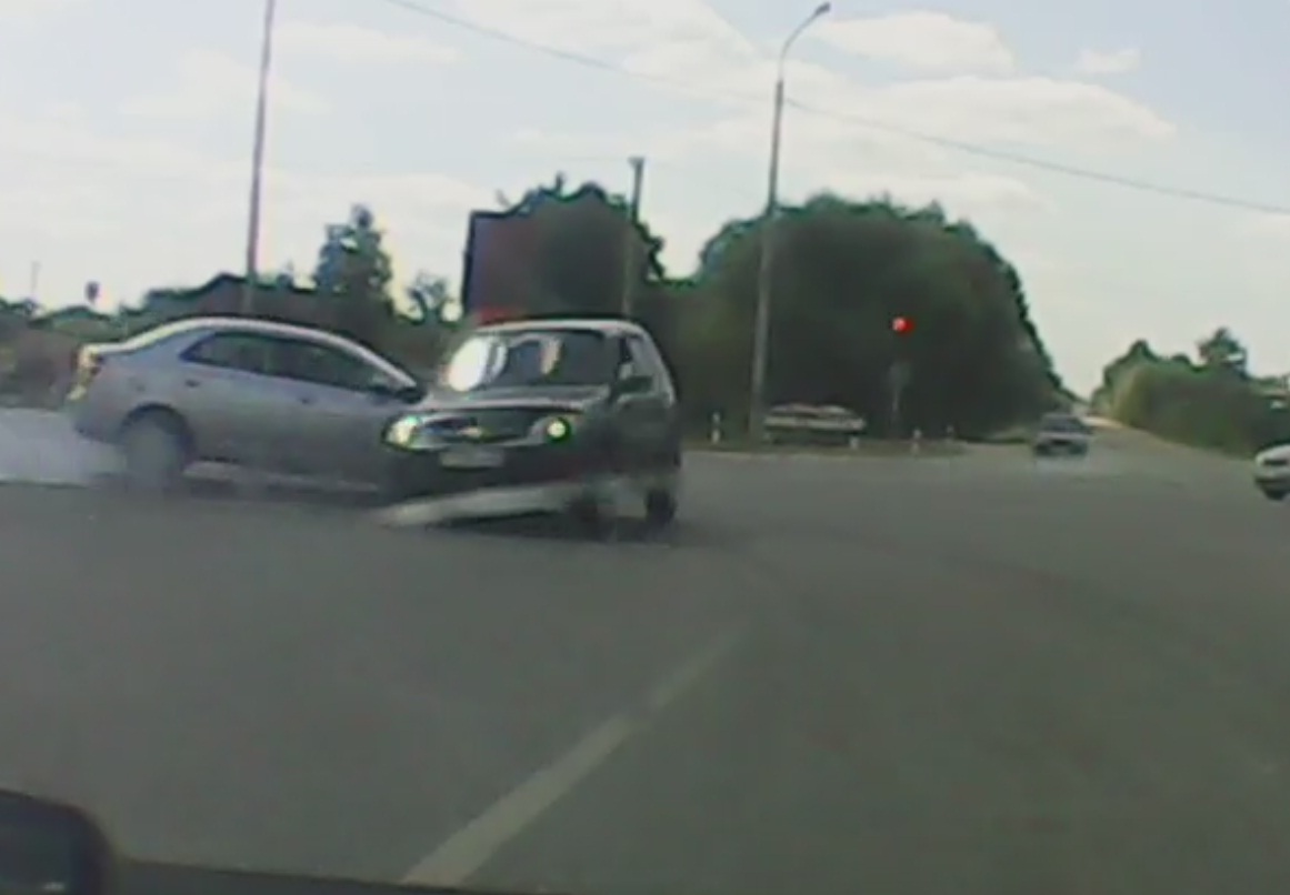 На М5 «Урал» в Рыбновском районе одна легковушка протаранила другую. Видео