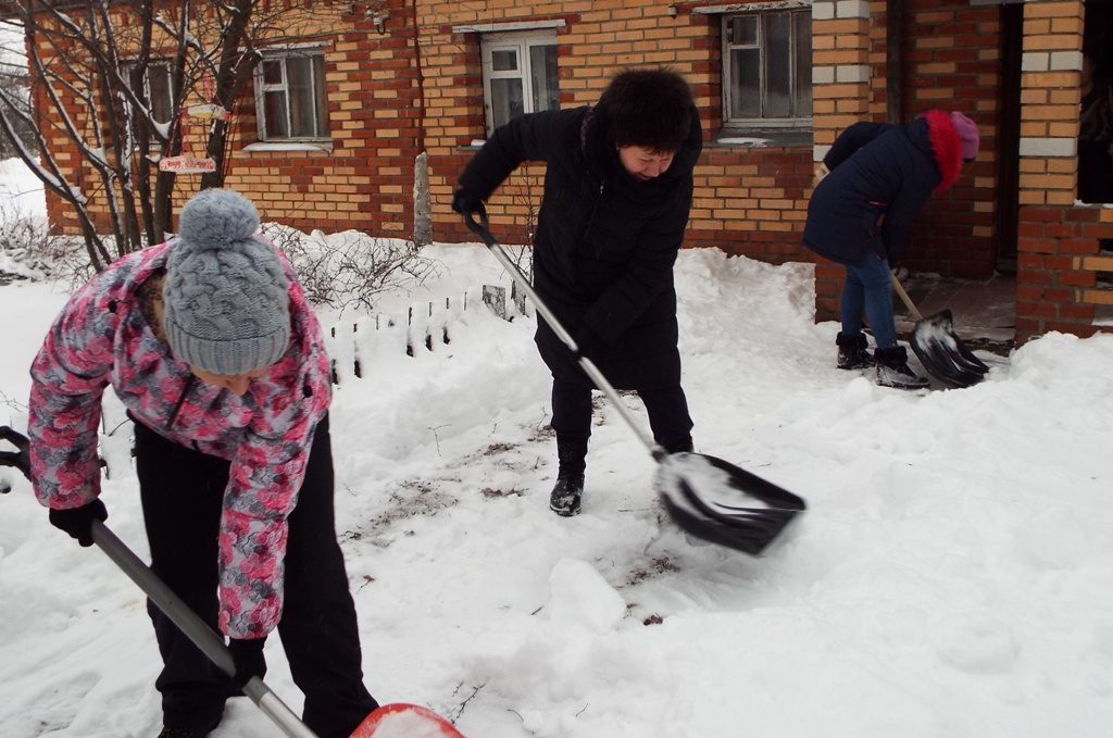 В Рыбном стратовала акция «Снежный десант» для одиноких пенсионеров