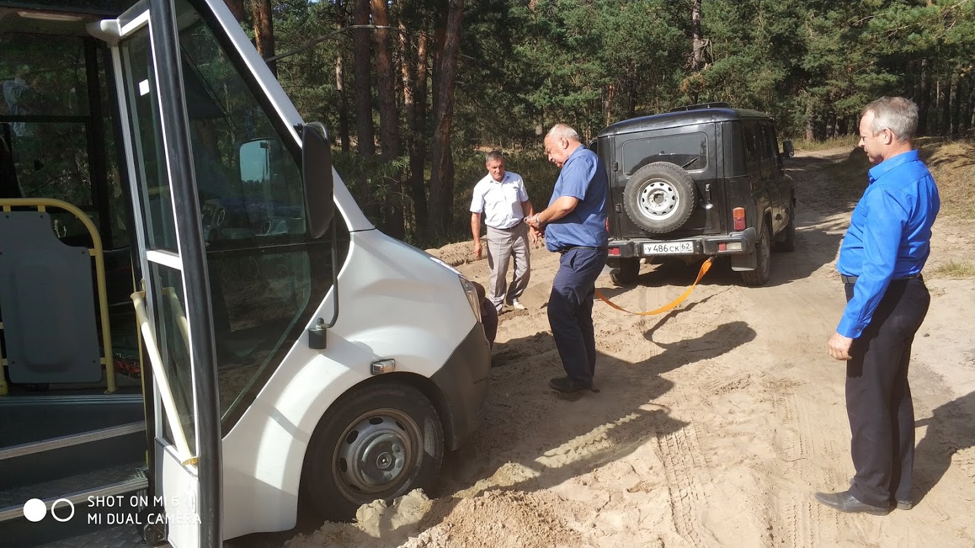 Глава района Владимир Зюба помог вытащить автобус из песка. Фото