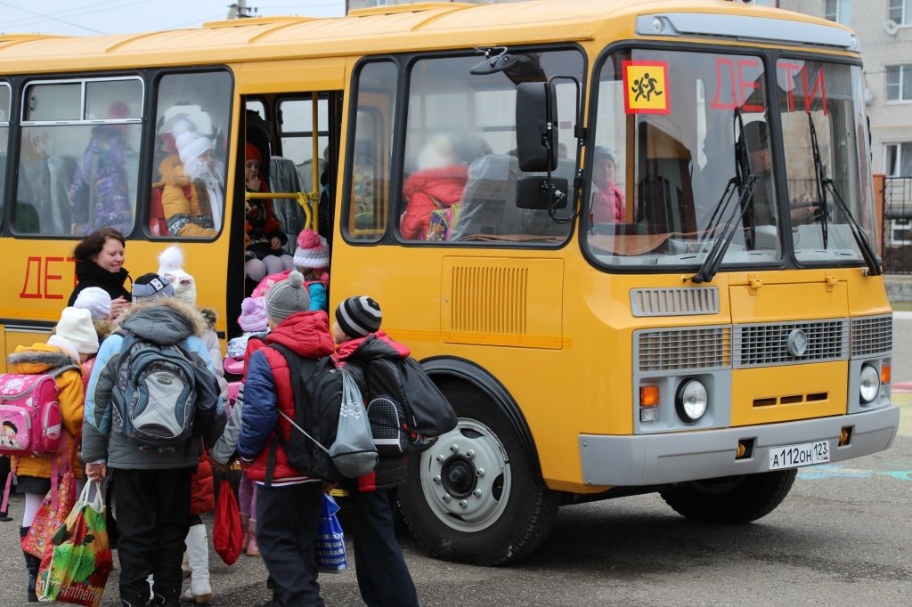 В Рыбном девочка выпала из школьного автобуса