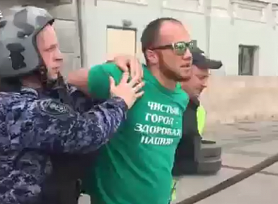 Рыбновец облил себя бензином в центре Москвы и угрожал поджечь. Видео
