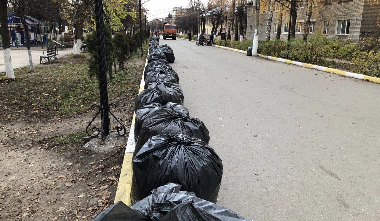 Администрация и жители города Рыбное вышли на уборку центральной улицы