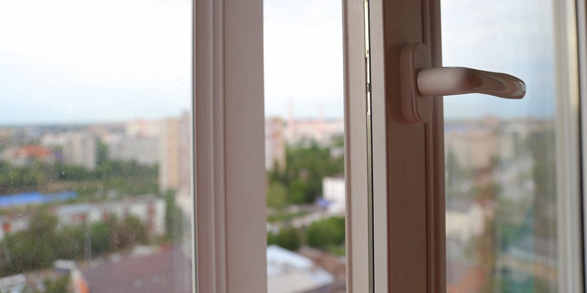 В Рыбном 94-летняя пенсионерка выпала из окна