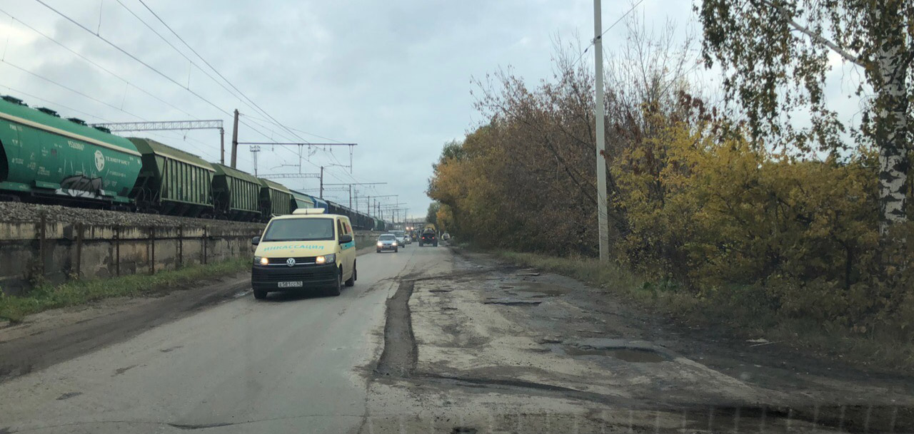 На ул. Вокзальной в Рыбном начался ямочный ремонт дороги