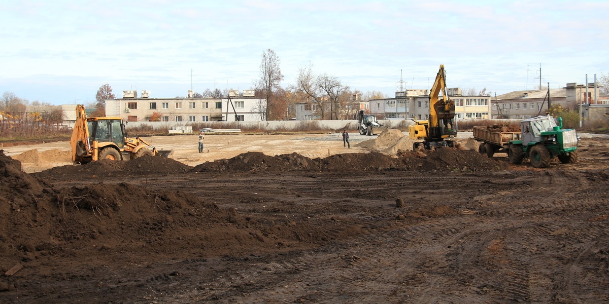 В Рыбном идет строительство футбольного поля с подогревом