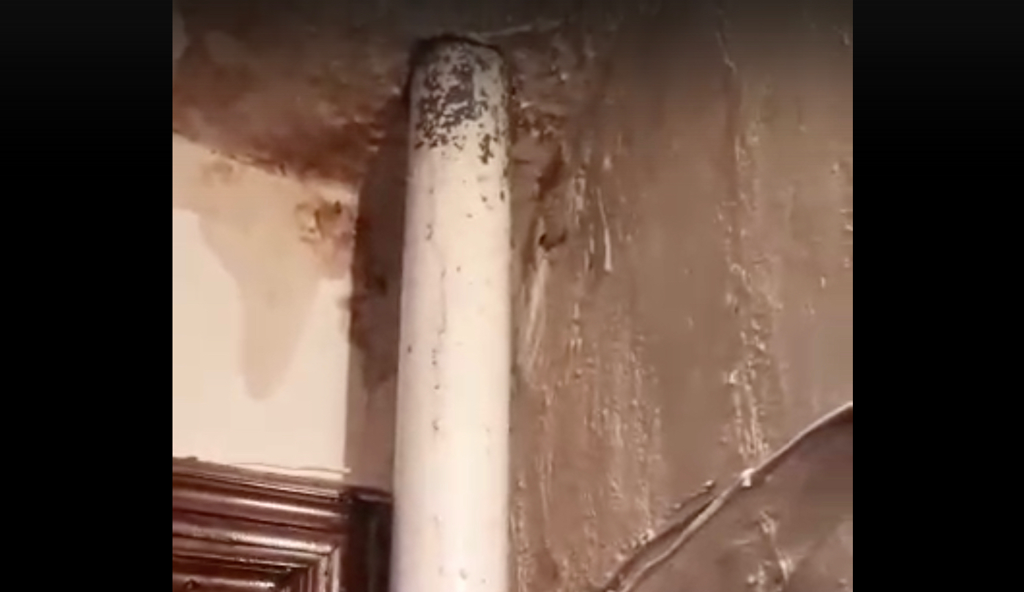 В доме №11 д. Баграмово затопило подъезд. Видео