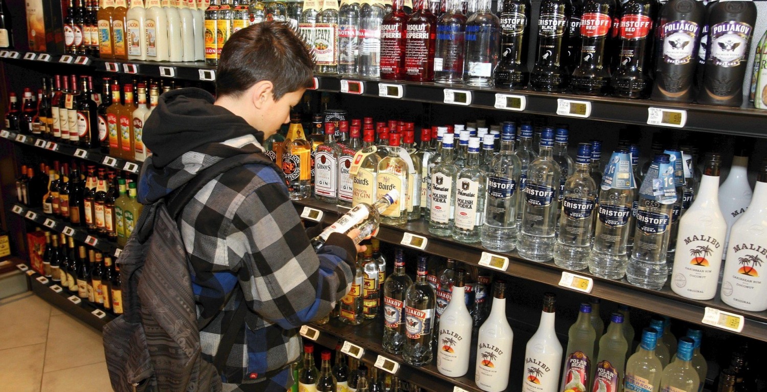 В Рыбном оштрафуют продавца за продажу алкоголя несовершеннолетним