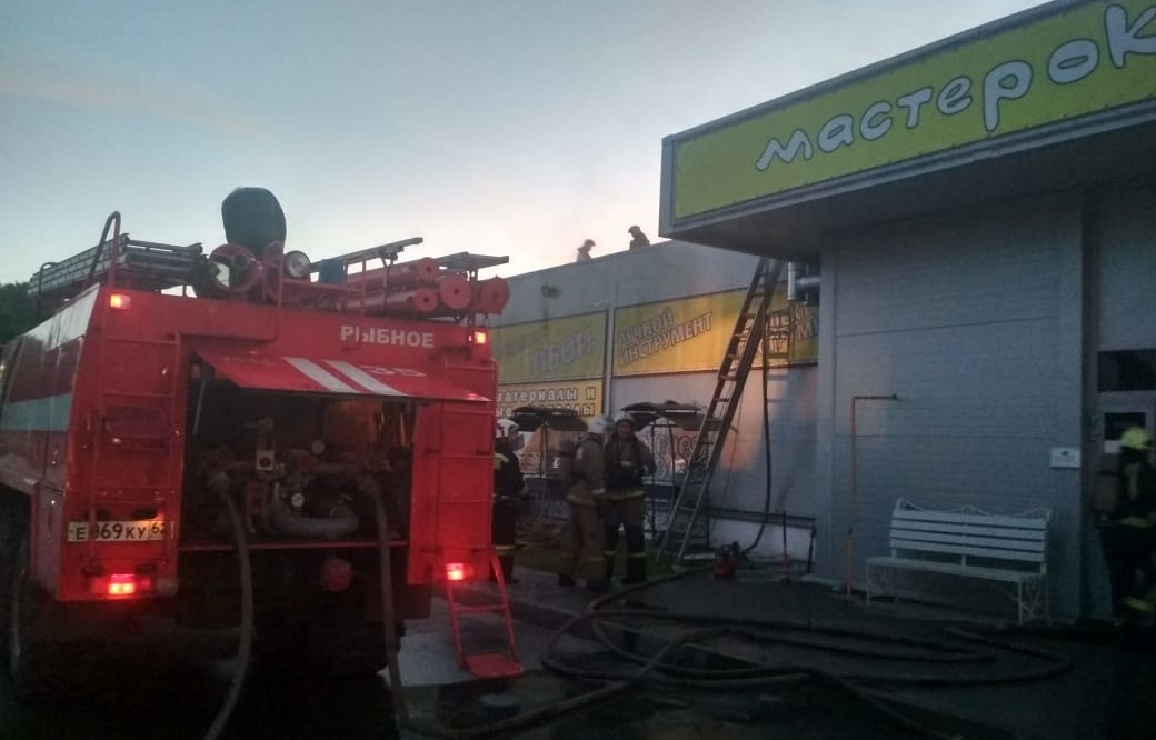 В Рыбном произошел пожар в строительном магазине