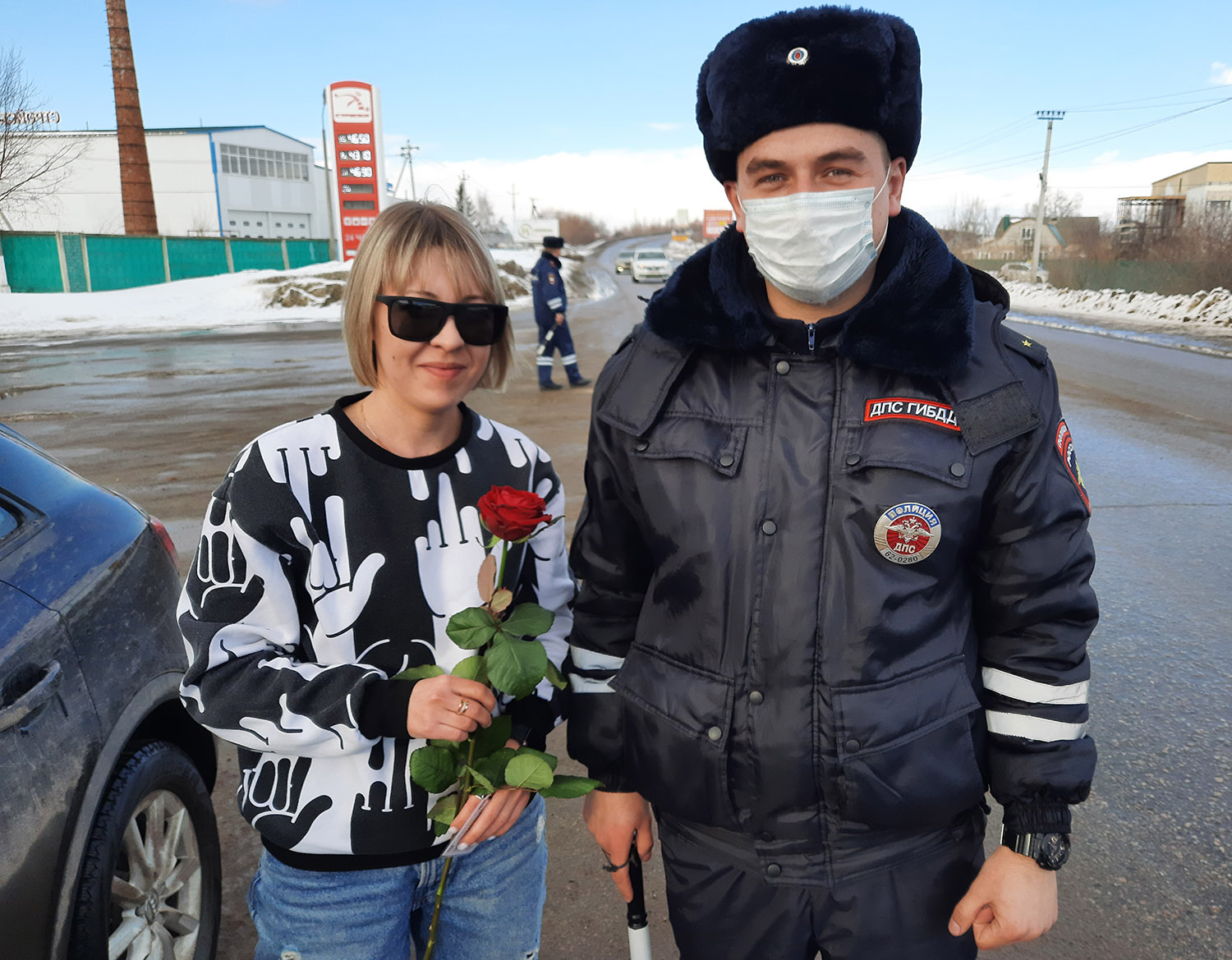 Сотрудники ГИБДД поздравили девушек-водителей в Рыбном