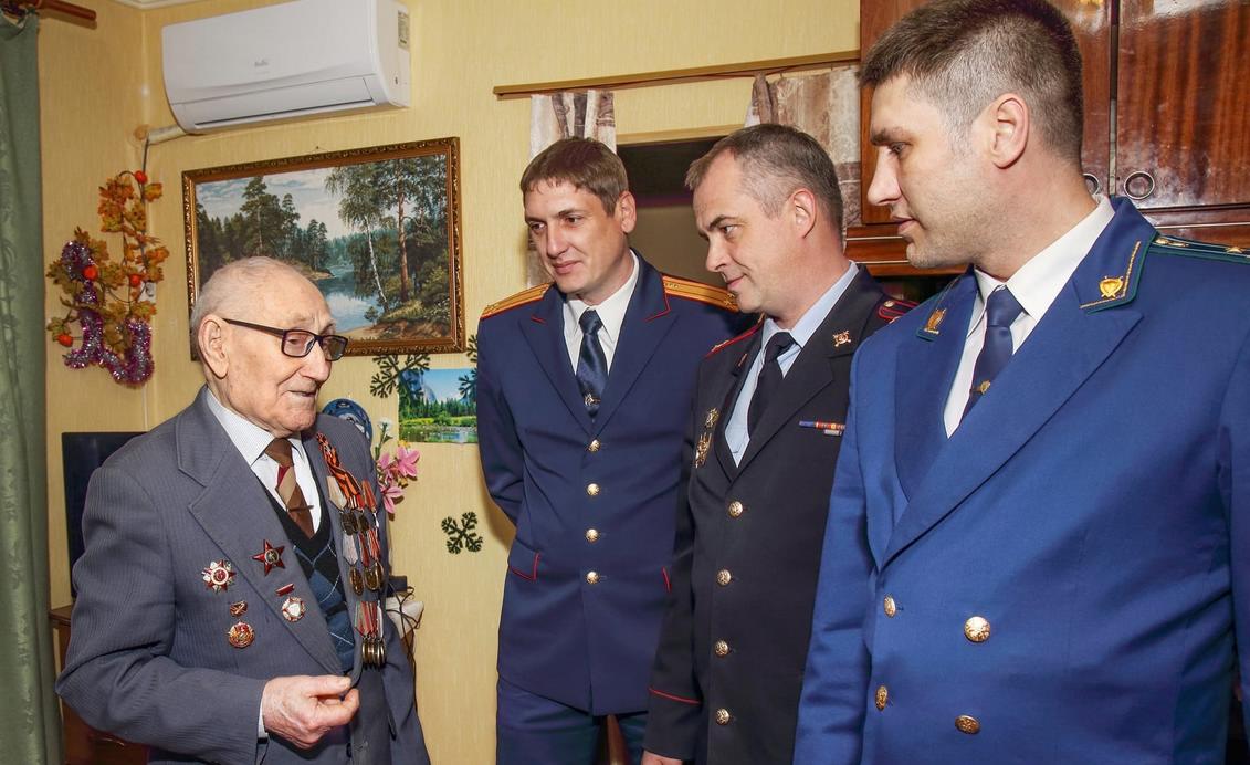 Прокуратура, ОМВД и следственный отдел поздравили ветеранов ВОВ в Рыбном