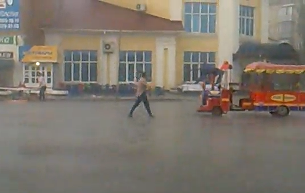 Одинокий танцор на праздновании «Дня города Рыбное - 2013» под дождем и градом. Видео