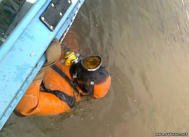 С перевернувшийся лодки с людьми нашли одно тело