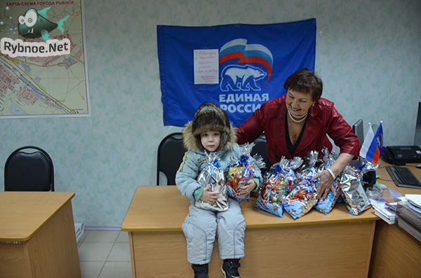 Рыбновские партийцы подарили детям 1000 подарков