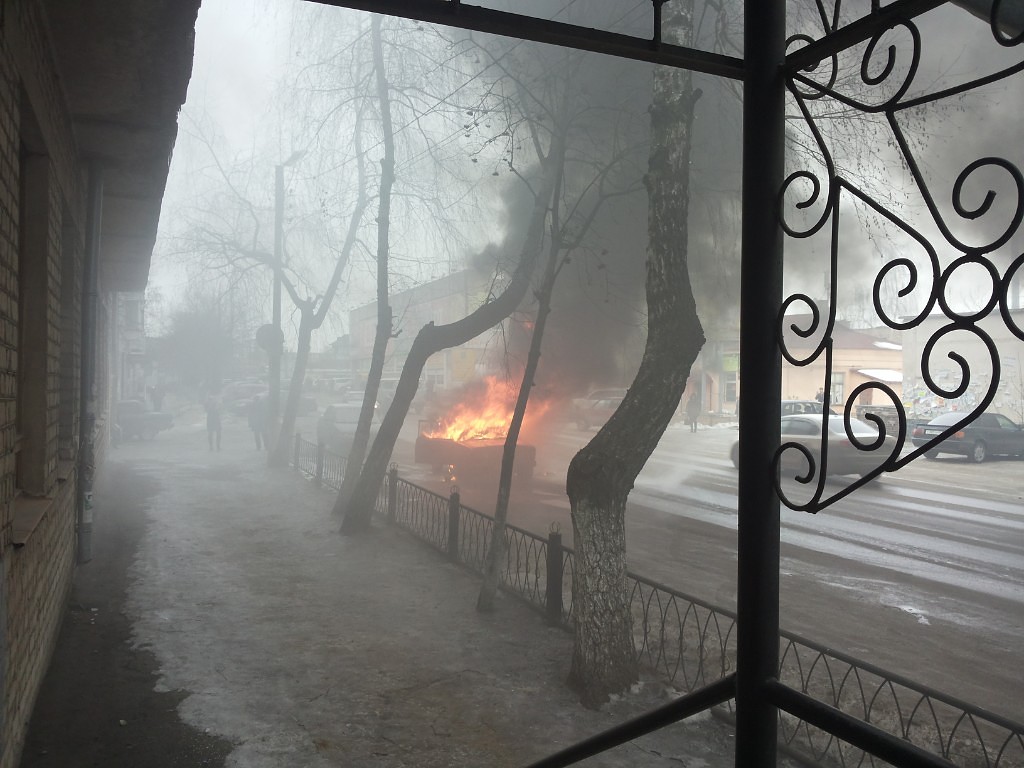Фотографии горевшей «семёрки» в центре города Рыбное
