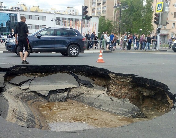 В центре Рязани провалилась дорога. Видео