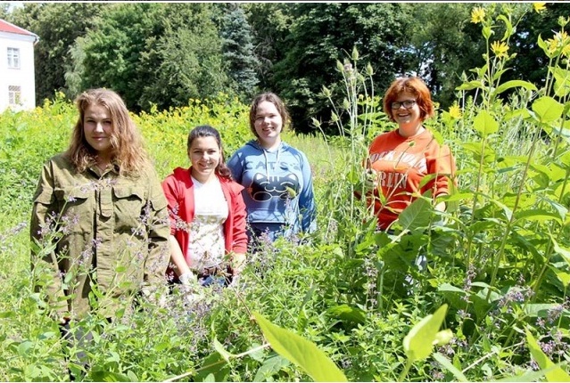 Студенты «Сельхоза» облагоустраивают территорию НИИ пчеловодства