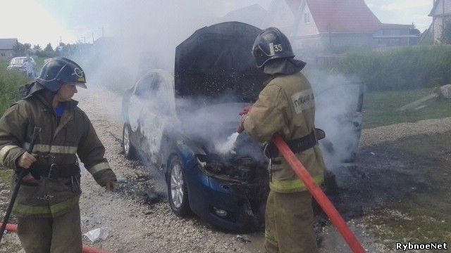 В Рыбном сгорел автомобиль «Мазда». Хозяина не нашли