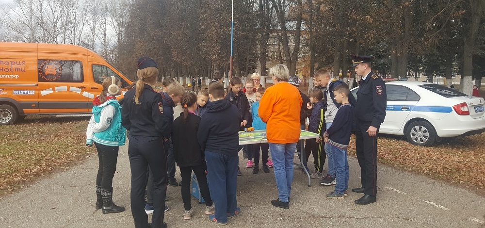 В Рыбновской школе-интернате прошли занятия по безопасности на дорогах