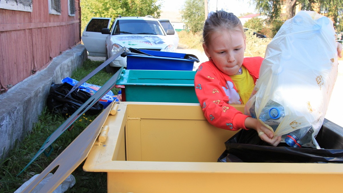 В Рыбном волонтеры установили баки с раздельным сбором мусора