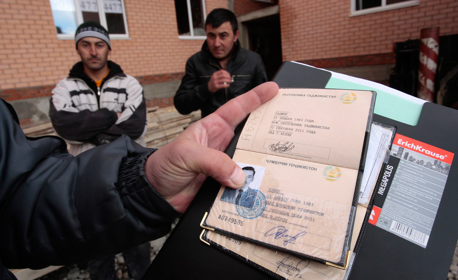 Постановка на учет таджикистан. Незаконная прописка в квартире иностранных граждан. Фиктивная регистрация мигрантов. Прописал мигрантов. Фальшивый регистрация мигрантов.