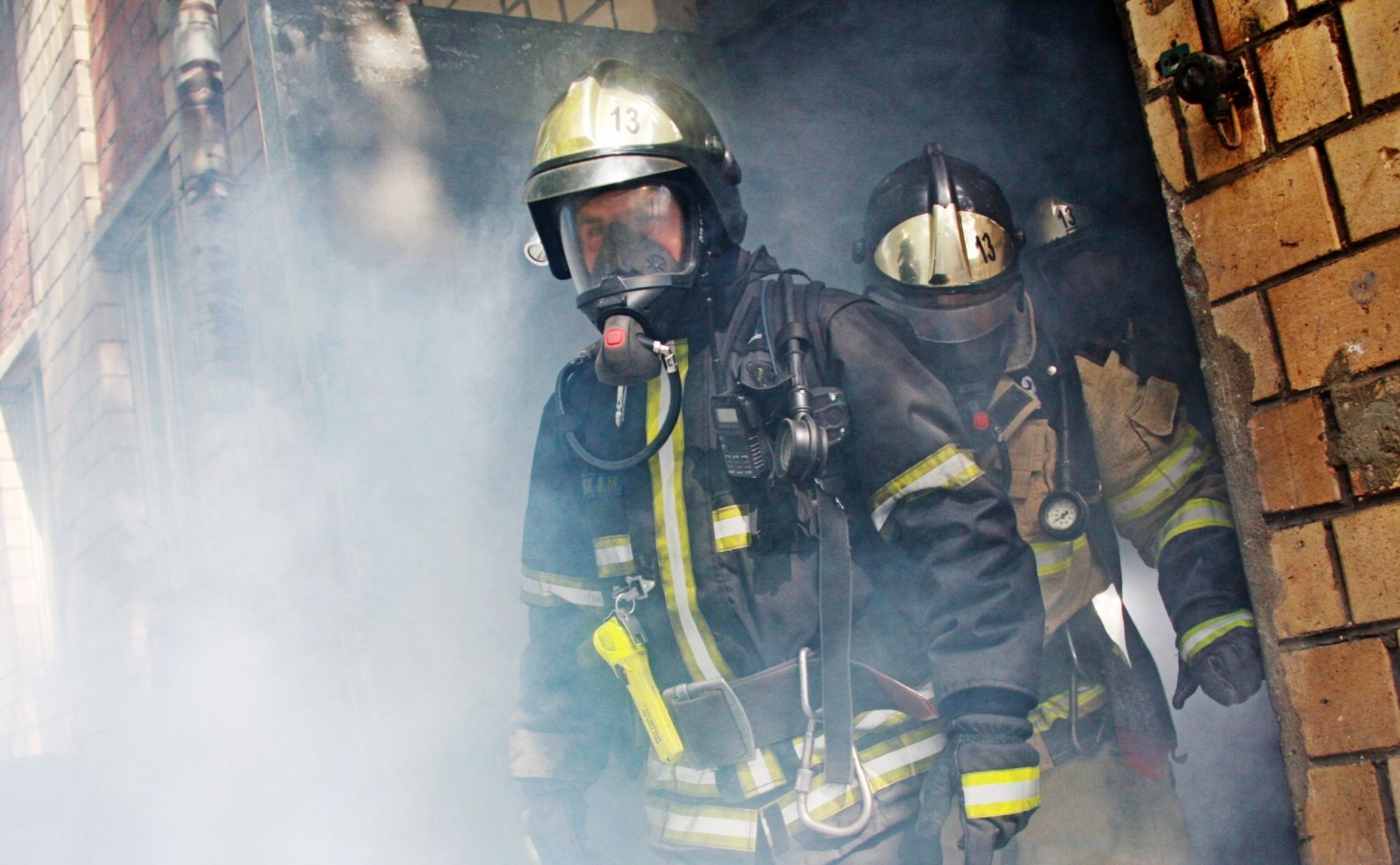 Спасатели эвакуировали 30 человек из горящего дома в Рыбном