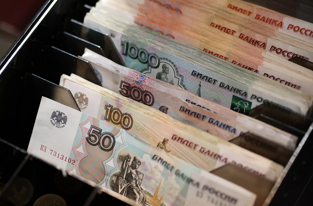 Баграмовский рецидивист похитил из кассы магазина 8500 рублей