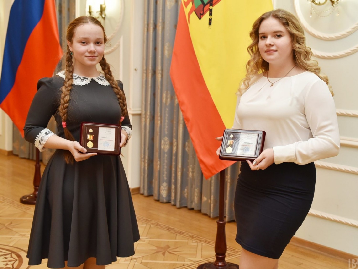 Николай Любимов наградил рыбновских школьниц знаками губернатора