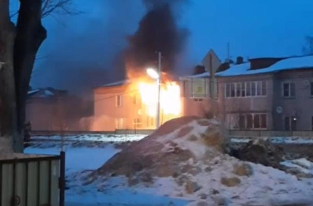В Рыбном еще один пожар! Горит квартира в двухэтажном доме. Видео
