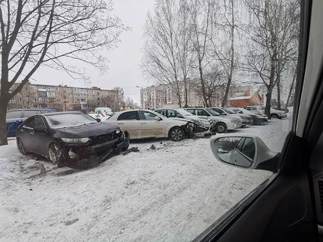 В Рыбном на ул. Большой протаранили четыре припаркованных автомобиля