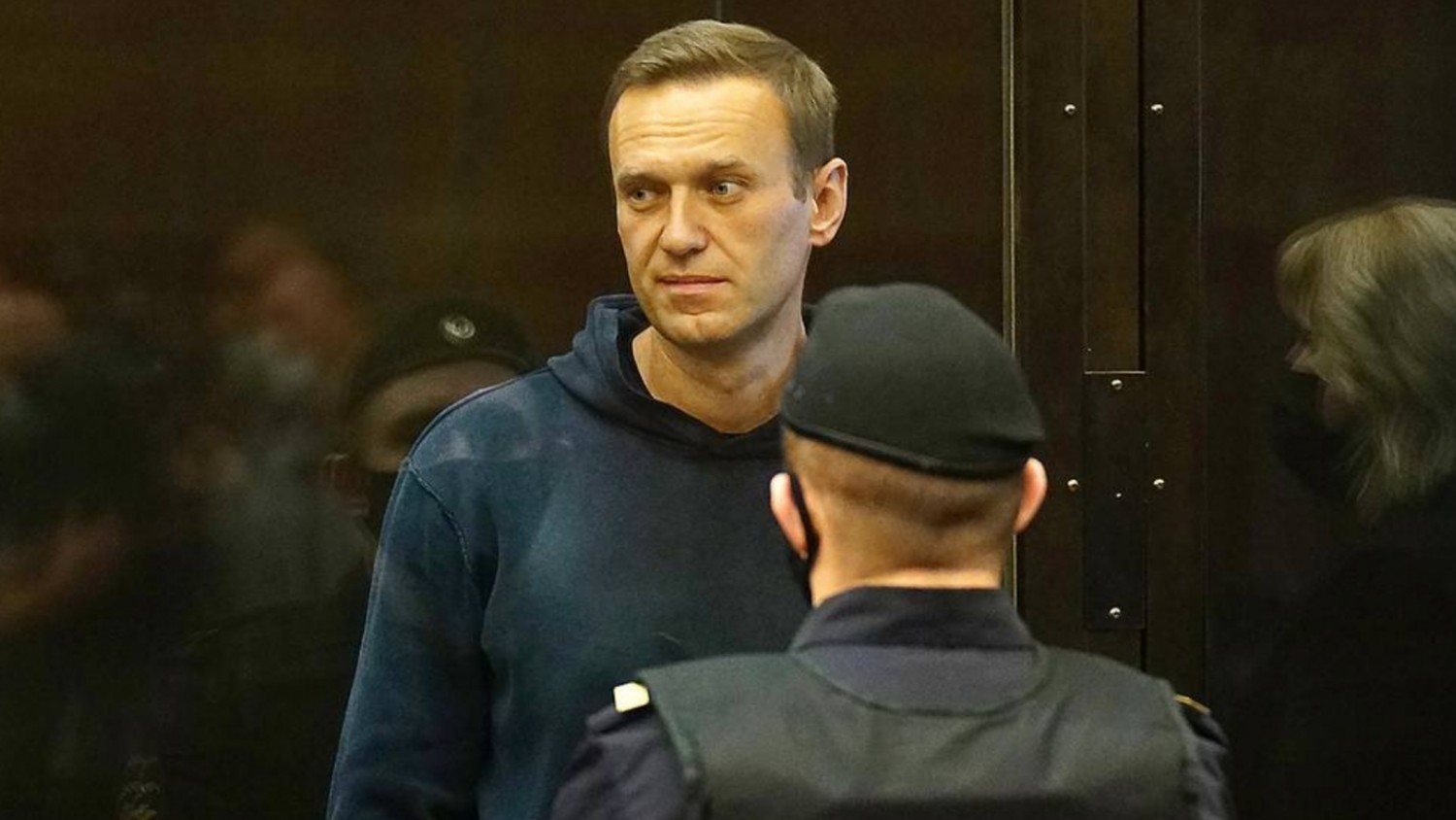 Суд заменил Алексею Навальному условный срок на 3,5 года колонии