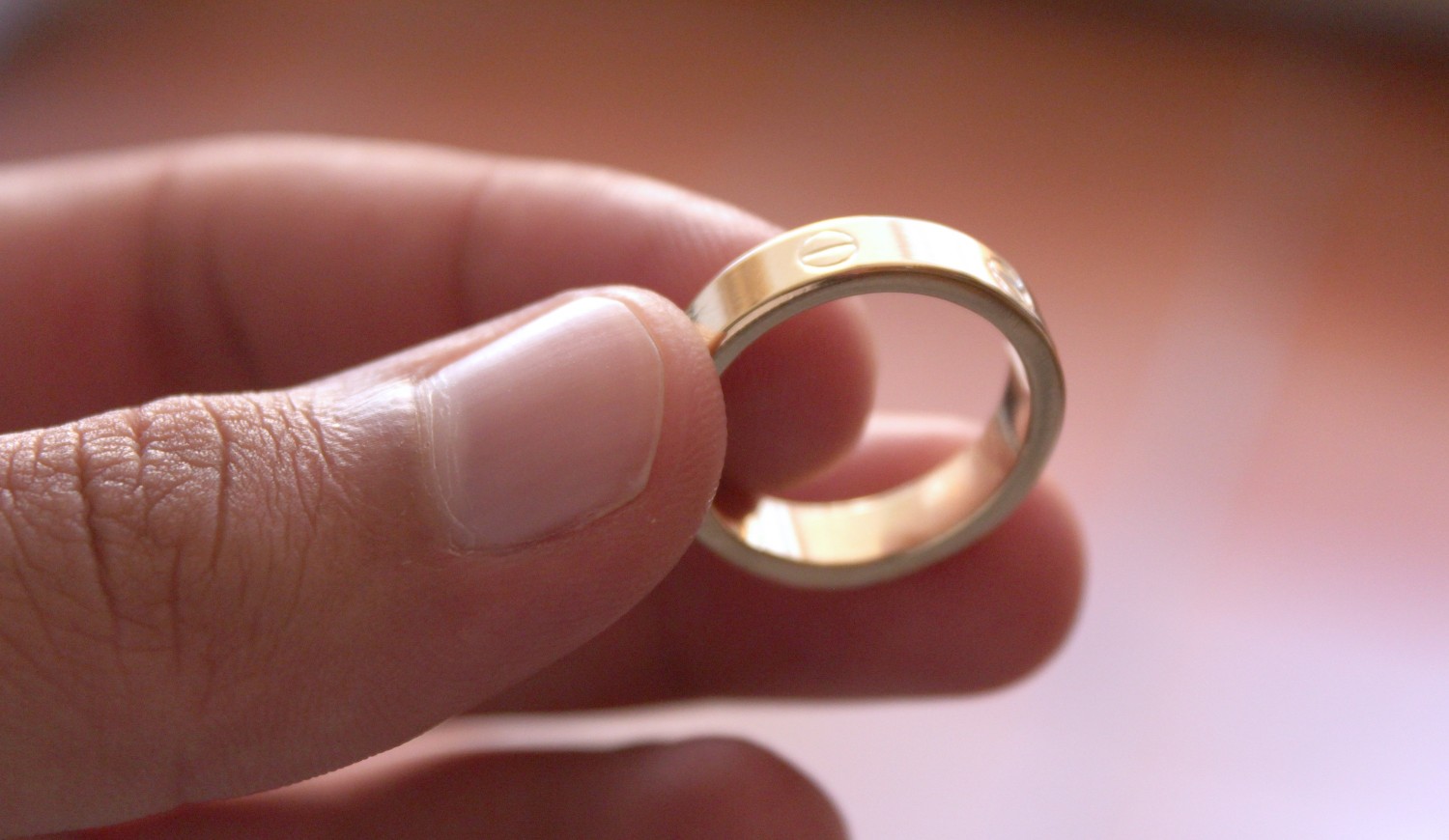 В Рыбном мужчина украл обручальное кольцо у сожительницы