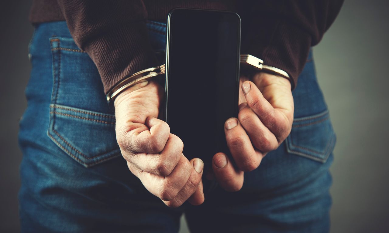 В Рыбном мужчина украл мобильный телефон у коллеги
