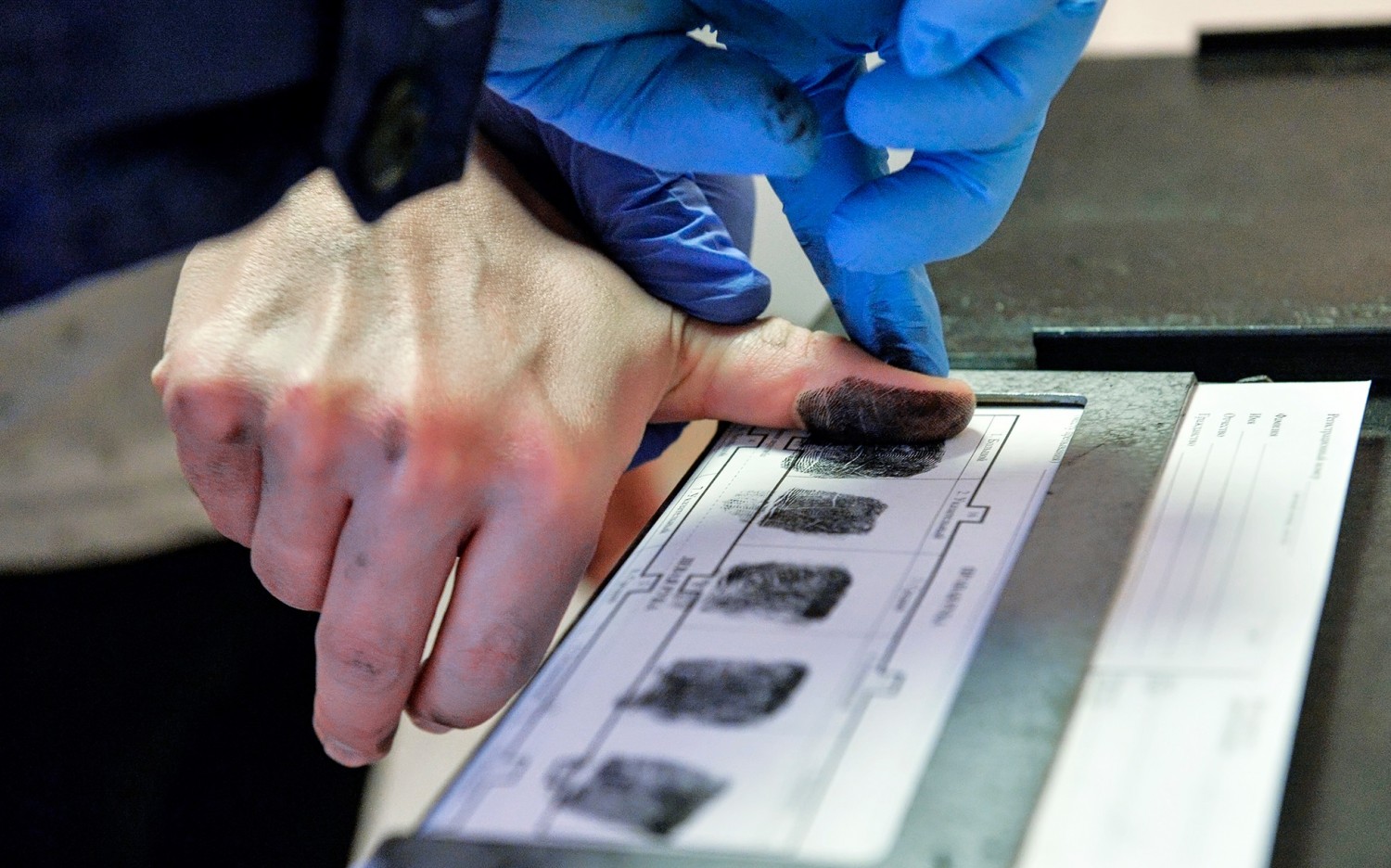 В Рыбном по отпечаткам пальцев задержали преступника совершившего кражу со взломом