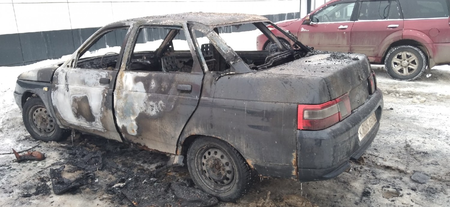 В Рыбном в переулке Свободы сгорела машина