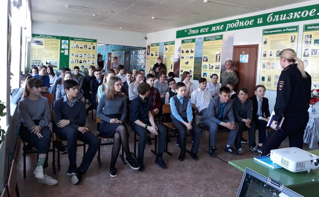 Сотрудники ГИБДД провели профилактическую беседу с учениками Кузминской школы