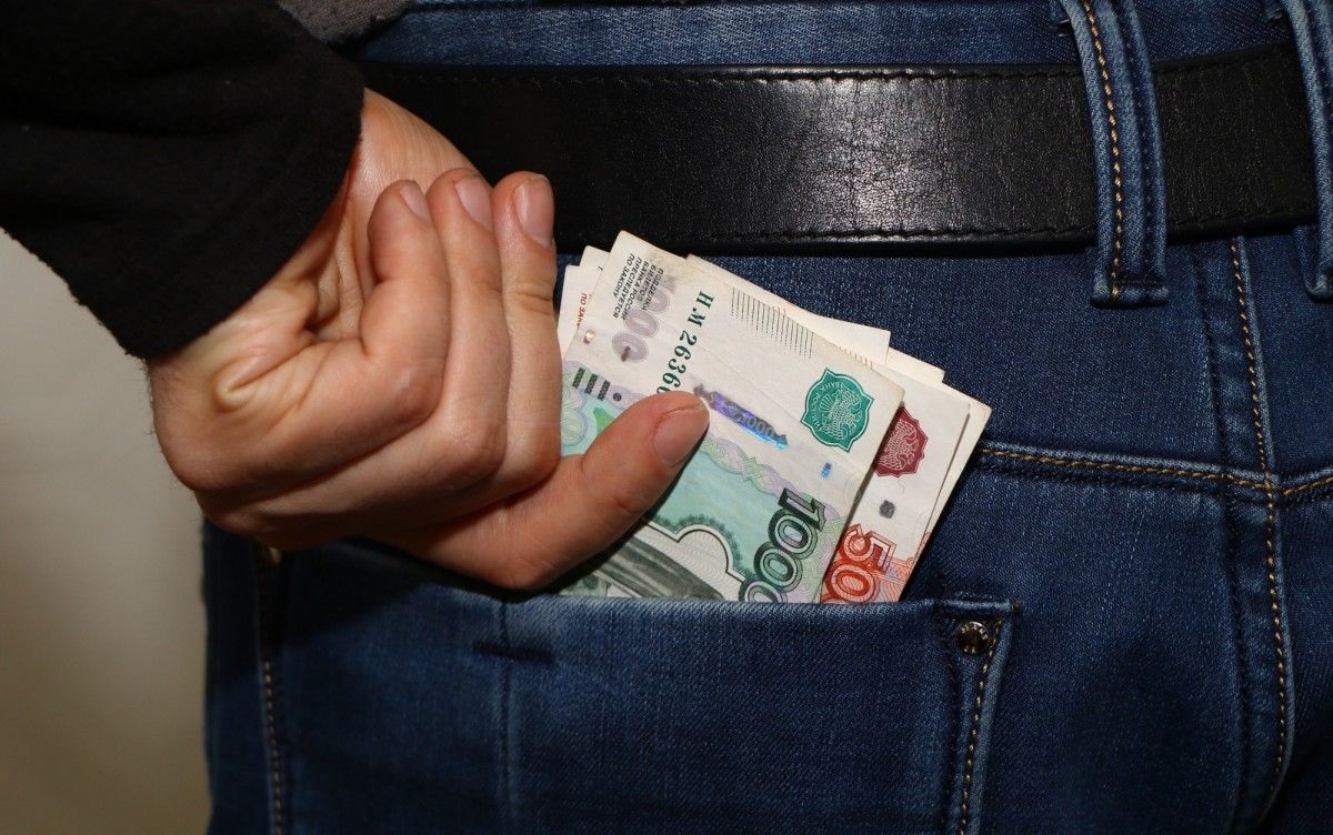 Рыбновец украл из куртки соседа рубли и доллары