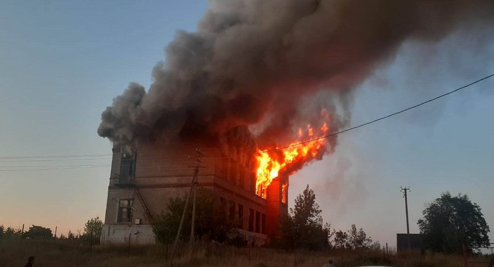 В Сельцах сгорело бывшее здание школы. Видео