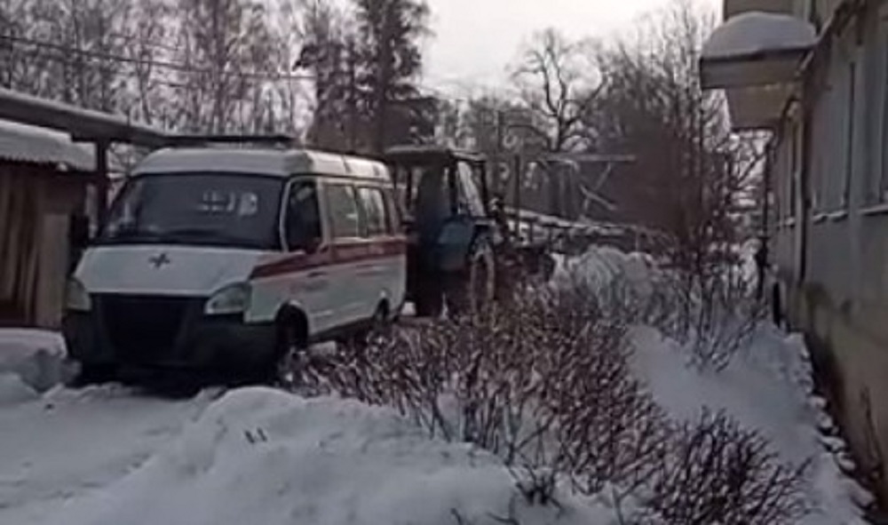 В поселке Дивово автомобиль скорой помощи застрял в сугробе. Видео