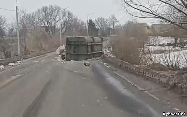 В Рыбновском районе опрокинулся прицеп от мусоровоза. Видео