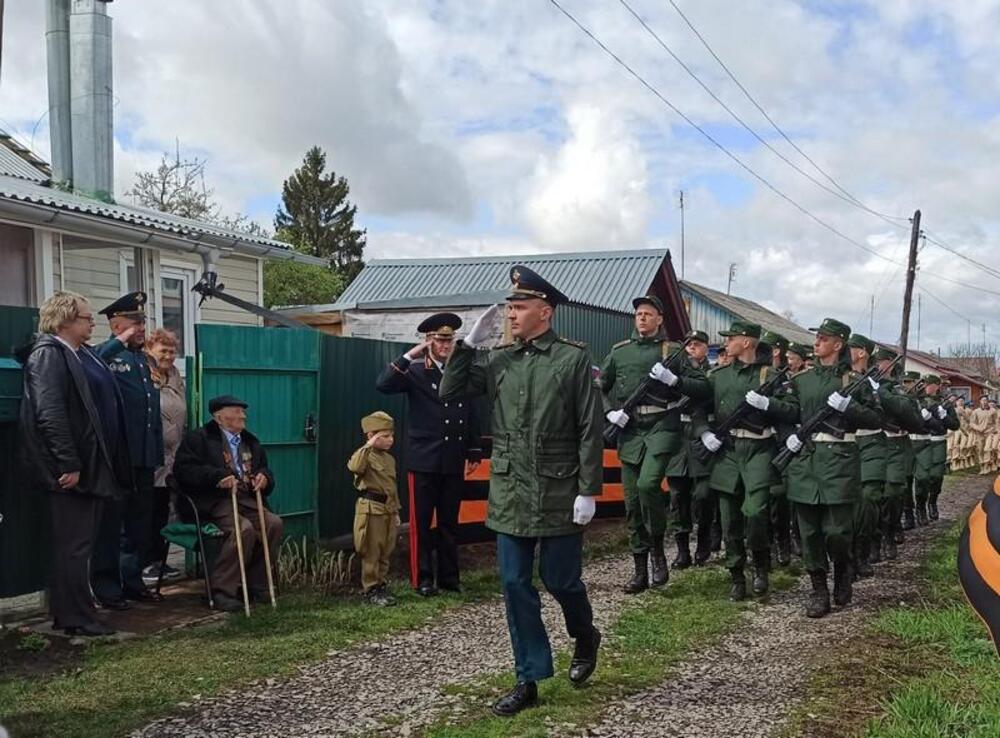 В Рыбном провели парад для ветерана ВОВ Якова Макарова
