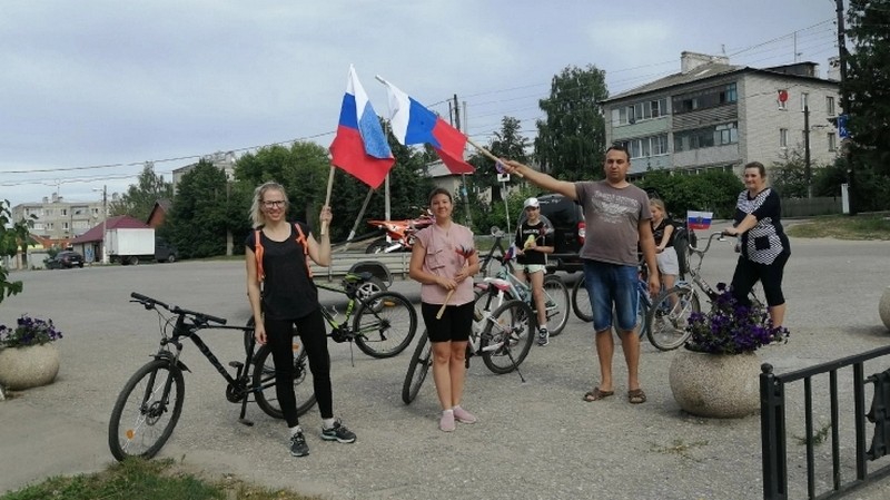 В Баграмове прошел велопробег посвященный Дню флага России