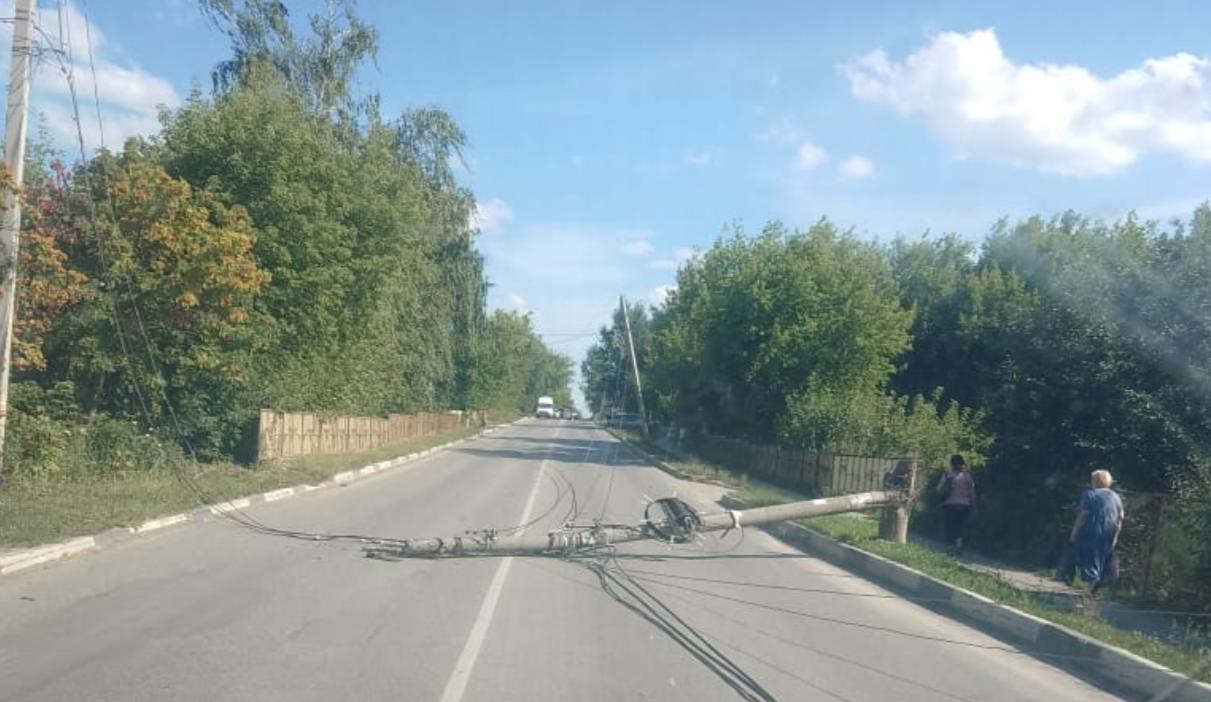 На ул. Прогресса упали два столба на дорогу