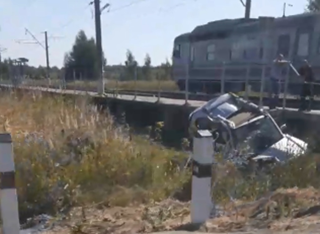 В Рыбновском районе локомотив врезался в автомобиль. Видео