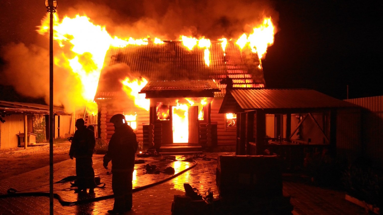 При пожаре в Новоселках пострадали двое мужчин