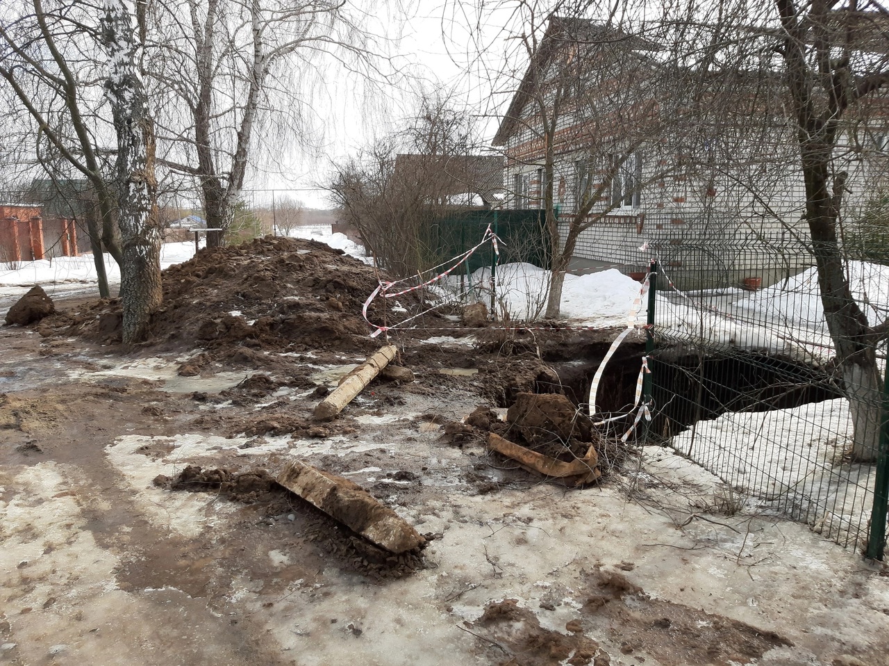 В поселке Глебково три месяца не могут починить центральную водопроводную трубу