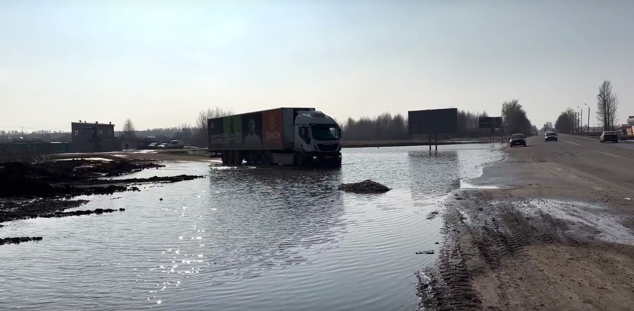 В Рыбном частники затопили дорогу Минтранспорта. Видео