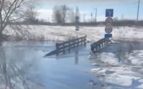 В Рыбновском районе к д. Валищево затопило мост через р. Вожа. Видео