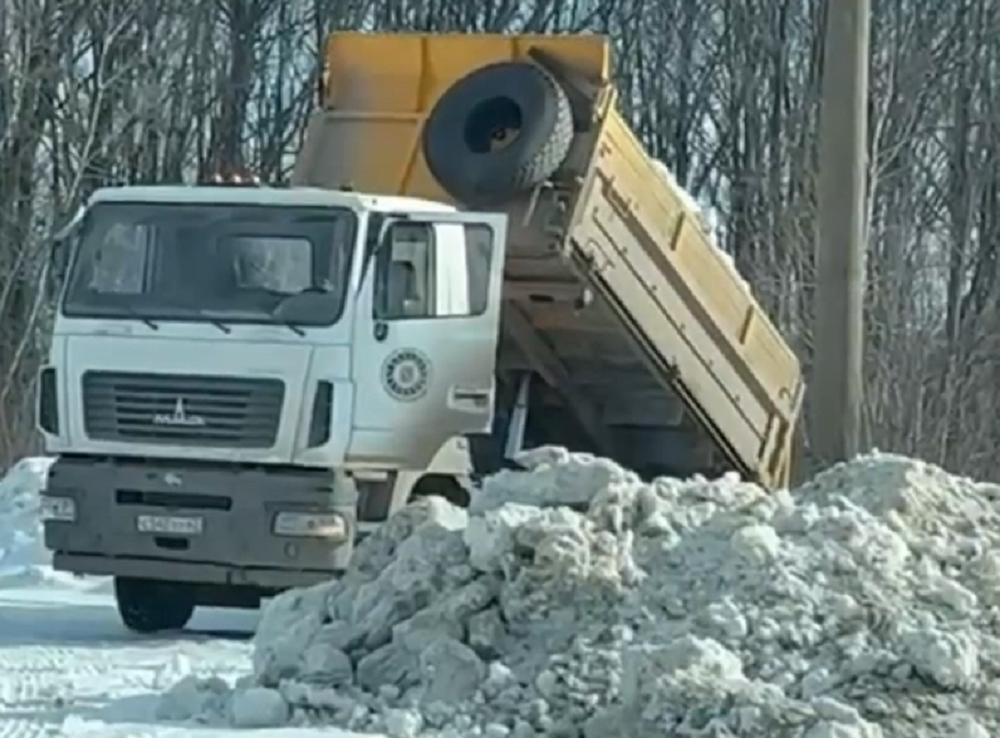 В Рыбном сваливают снег в неустановленном месте. Видео