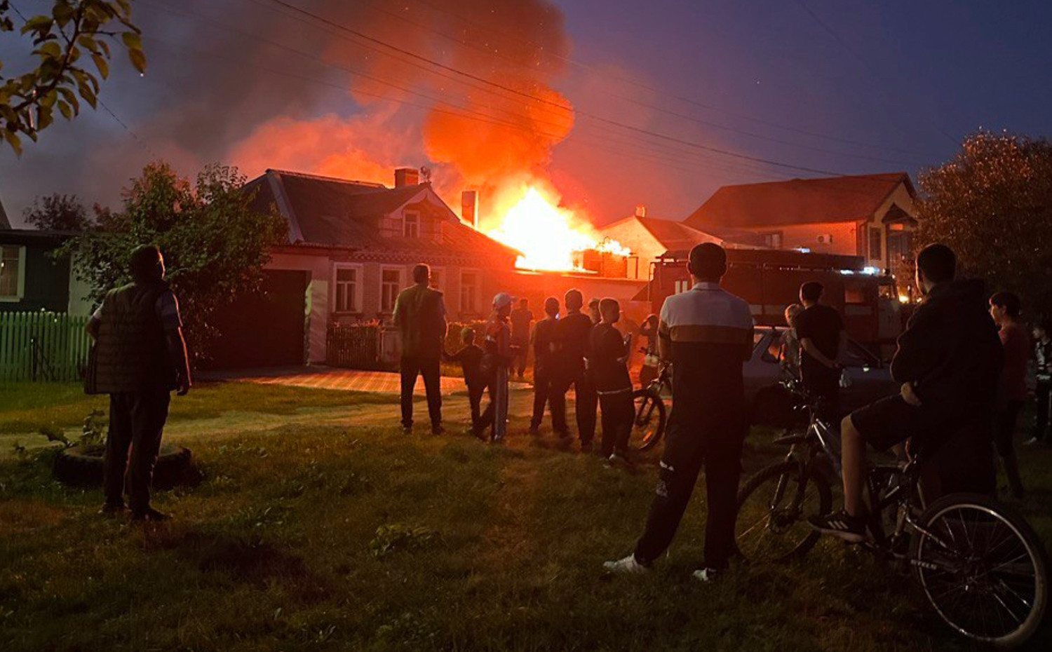 В Рыбном на ул. 2-ой Заводской сгорел дом. Видео